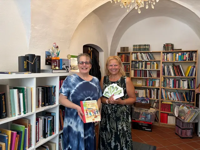Obfrau Anna Maria Kutej vom Verein "Der Buchladen Bleiburg" (links) mit Direktorin Vera Sadjak von der Volksschule Heiligengrab. Kurz vor Schulschluss konnten wieder die Schulstart-Gutscheine übergeben werden. | Foto: MeinBezirk.at