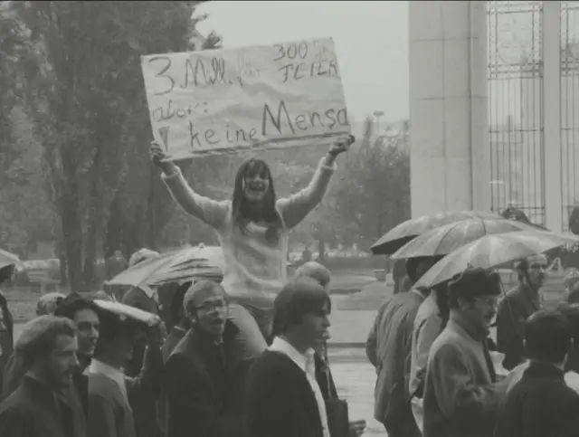 Mensa 1970 - Studentinnen und Studenten der Universität Innsbruck demonstrieren im Oktober 1970 für eine schnellere Öffnung der Mensa. | Foto: © ORF Tirol