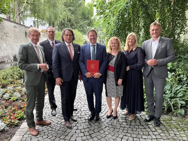 20 Jahre Städtepartnerschaft: Vizebürgermeister Gerhard Kroiß (FPÖ), Radoslav Kacerovský, der Bürgermeister von Tábor, Štěpán Pavlík, sowie das Stadtoberhaupt von Wels, Andreas Rabl und die Vizebürgermeisterinnen Lenka Horejsková sowie Christa Raggl-Mühlberger (FPÖ) und Vizebürgermeister Klaus Schinninger (SPÖ). | Foto: Statd Wels