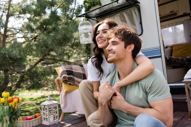 Immer mehr Menschen fahren mit dem Wohnmobil in den Urlaub.  | Foto: Smarterpix/HayDmitriy