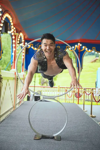 Kai Hou springt in den Swarovski Kristallwelten durch schwebende Reifen. | Foto: Swarovski Kristallwelten / Gerhard Berger