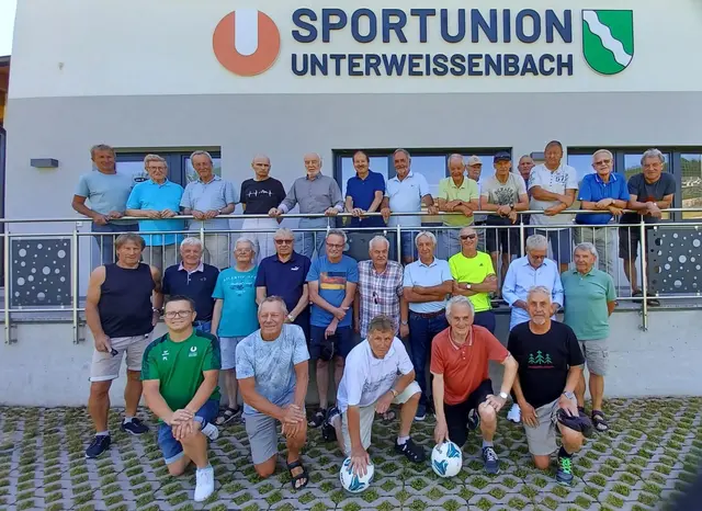 Obmann Peter Lindner (vorne, l.) mit den Fußball-Legenden der Union Unterweißenbach. | Foto: Union Unterweißenbach