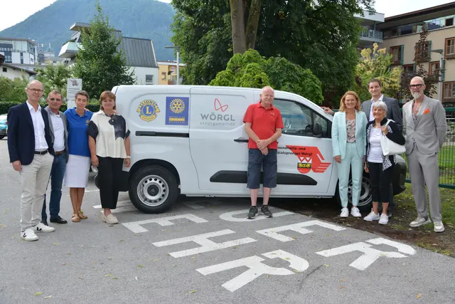 Bei der Übergabe des neuen Essen-auf-Rädern-Auslieferautos: Martin Salcher, Jakob Kruckenhauser, Claudia Hellebart, Michaela Fabiankovits, Josef Böhm, Elisabeth Werlberger, Michael Riedhart, Maria Steiner und Christian Pumpfer (v.l.).   | Foto: Veronika Spielbichler 