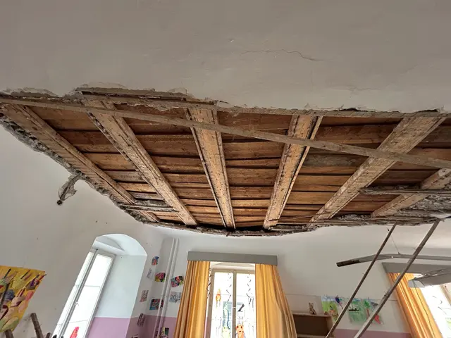 Die Überprüfung ergab: Neben der eingestürzten Decke in diesem Klassenraum müssen noch zehn weitere Decken saniert werden. | Foto: Stadtgemeinde Hall/Knapp