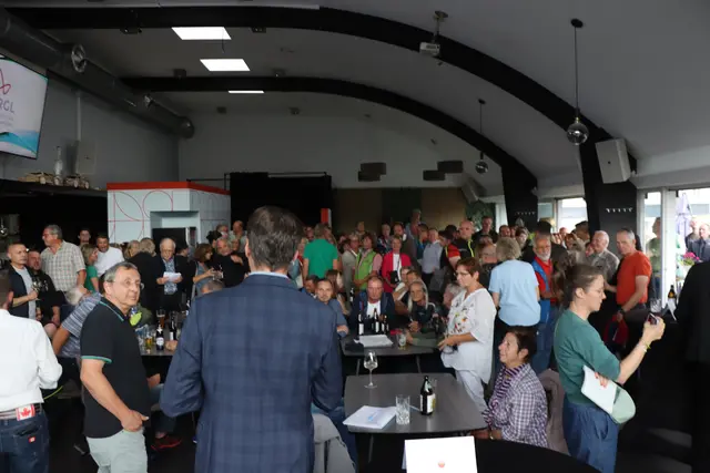 Etwa 150 Bürgerinnen und Bürger waren zur Gemeindeversammlung in Wörgl gekommen. | Foto: Nimpf