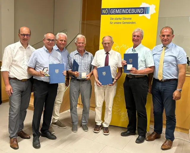 Gemeindebund Präsident Johannes Pressl, VBgm. aD Heinz Gratzer, Obmann Bgm Johann Köck, Bgm. aD. Ernst Schüller, Bgm. aD Hubert Zwickelstorfer, LAbg. Bgm. aD Gerhard Schödinger und LAbg. Otto Auer  | Foto: VPBL01