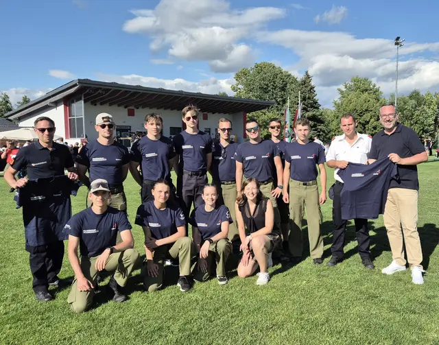 Gemeindeparteiobmann Christoph Meisinger (r.) übergibt an Kommandant Philip Rittberger die neuen T-Shirts an die Bewerbsgruppe Schweinbach. | Foto: ÖVP Engerwitzdorf