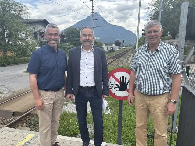 Bernhard Schöpf, Richard Bartl und Alt-Bgm. Alois Thurner wehren sich gegen "absurde Vorstellungen der ÖBB." | Foto: Perktold