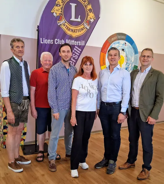 Günther Brennsteiner (Bürgermeister Niedernsill), Josef Kröll (Lebenshilfe-Bezirksobmann), Patrick Hartl (Leitung Lebenshilfe-Wohnverbund Niedernsill), Manuela Grabner (ehemalige EL WV Niedernsill), Stephan Kaltenhauser (Elektro Bernhard) und Julian Holleis (Lions Club Mittersill | Foto: Lebenshilfe Niedernsill