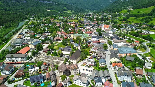 Einen besonderen Blick auf Bad Goisern bekommt man nicht nur bei dieser Drohnenaufnahme, sondern auch in unserer OrtsReportage. | Foto: Wolfgang Spitzbart