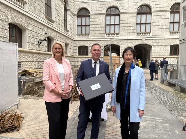Nationalratsabgeordnete, Katrin Auer (SPÖ), Vizekanzler Andreas Babler (SPÖ) und Direktorin Katrin Vohland vergruben die Kapsel gemeinsam.  | Foto: Fabian Franz/MeinBezirk