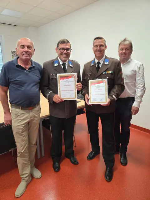 Beförderung: Patrick Pronegg und Gregor Waltl (2.v.r.) wuzrden vom Bereichsfeuerwehrkommandanten LFR Josef Krenn (l.) und seinem Stellvertreter BR Fritz Partl (r.) feierlich zum Brandinspektor ernannt. | Foto: FF