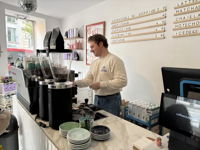 Barista Vincent steht hinter der Kaffee-Bar im "Coffee-Club 1130" | Foto: Matthias Pandrea