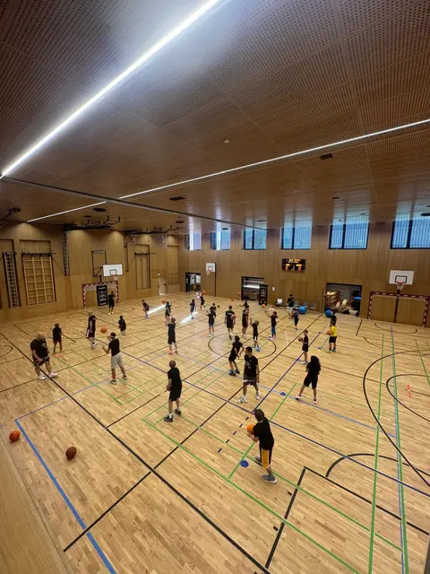 In kleinen Gruppen und unter der Anleitung erfahrener Coaches arbeiteten die Teilnehmerinnen und Teilnehmer gezielt an Wurftechnik, Verteidigung, Ballhandling sowie an Koordination und Athletik. | Foto: BC Salzburg Knights