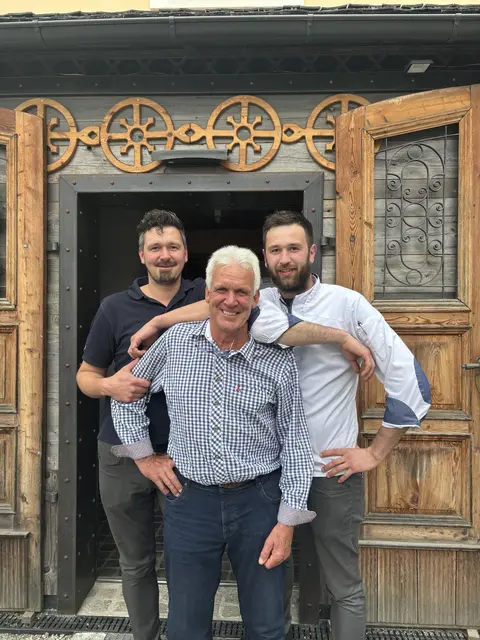 Mittlerweile sind ihm die "Buben" schon über den Kopf gewachsen. | Foto: Kern