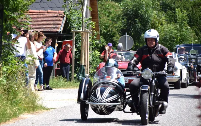Die Oldtimer wurden bestaunt und durften auch genauer betrachtet werden.