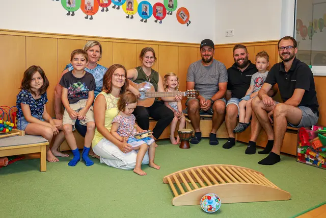 Neben Michael Baldreich waren bei der Übergabe und Feier auch viele weitere Persönlichkeiten aus der Gemeinde und dem Team von James Flames dabei. | Foto: Marktgemeinde Langau