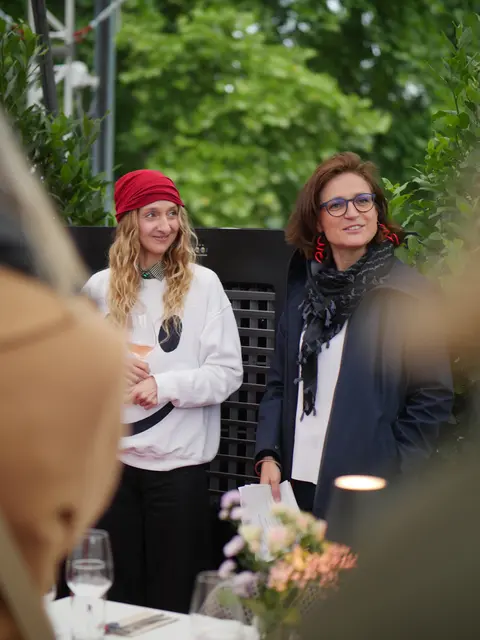Host Antonia Alexa Georgiew (l.) und Gastgeberin Katharina Jeschke (r.) begrüßen zum ersten runden und eckigen Tisch am Rathausplatz   | Foto: Michael Thomas RET