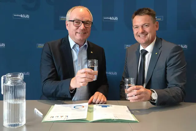 Mit kühlen Getränken und einer süßen Überraschung sorgte Landtagsabgeordneter Linsbauer für Freude in Weitersfeld (Bezirk Horn). | Foto: VP NÖ