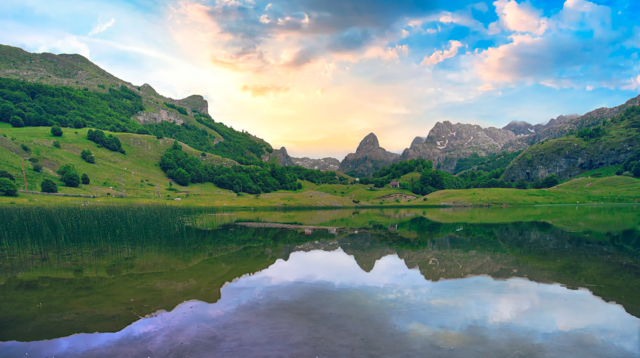 Im klaren Bukumirsko-See in Montenegro spiegelt sich die dahinterliegende Bergkette. | Foto: Hansjörg Ransmayr