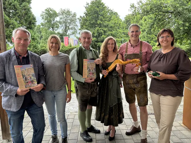 Rüdiger Augustin (Tourismusbüro Ossiach), Signe  Fischer-Teuffenbach, Günter Sonnleitner (Kärntner Holzstraße), Anna-Sophie Pirtscher Forstliche Ausbildungsstätte des BFW (FAST), der Bgm. von Ossiach Gernot Prinz und Marion Rothschopf-Herzog (CMA) (von links) laden zum Holzstraßenkirchtag herzlich ein. | Foto: MeinBezirk