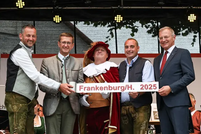 In Frankenburg findet heuer am 21. September die OÖ. Ortsbildmesse statt – v.l.: Bürgermeister Karl Mayr, Wolfern, Wirtschafts- und Raumordnungs-Landesrat Markus Achleitner, Helmut Streicher, DOSTE-Obmann Frankenburg im Kostüm für Frankenburger Würfelspiele, Bürgermeister Norbert Weber, Frankenburg, und Landeshauptmann Thomas Stelzer.  | Foto: Land OÖ/Tina Gerstmair,