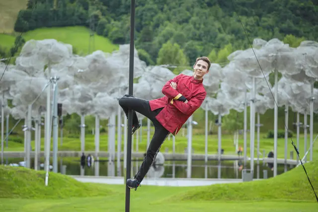 Mit großer Kraft, Eleganz und Präzision klettert Justin Philadelphia an einer fünf Meter hohen Stange. | Foto: Swarovski Kristallwelten / Gerhard Berger