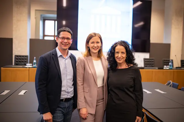 BM Plakolm und NRin Falkner &amp; BR Stillebacher: „Es wird Strafen geben, wenn sich jemand nicht integrieren will“ | Foto: Jakob Glaser, ÖVP Klub