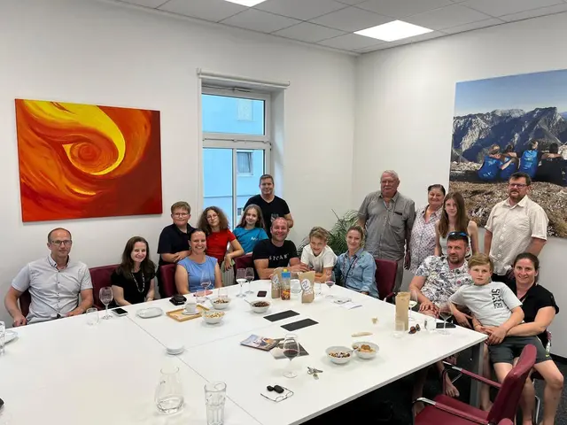 Die Gäste durften sich bei Bio-Demeter Kaffee und Bio-Demeter Wein gemütlich austauschen und gleichzeitig den inspirierenden Ausführungen von Joe Ritt lauschen.  | Foto: Joe Ritt