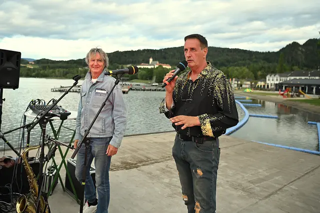 Bert Stubinger, hier mit dem Wirt und Sänger Horstl Rauter vor der Kulisse des Strandbads und dem Stift St. Georgen am Längsee | Foto: Josef Bodner