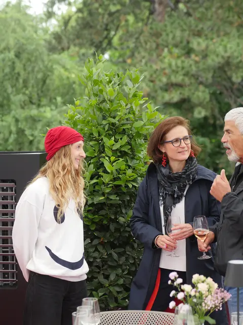 Beim ersten Treff Anfang Juli: Host Antonia Alexa Georgiew (l.) mit Katharina Jeschke und einem Gast am Rathausplatz . | Foto: Michael Thomas RET