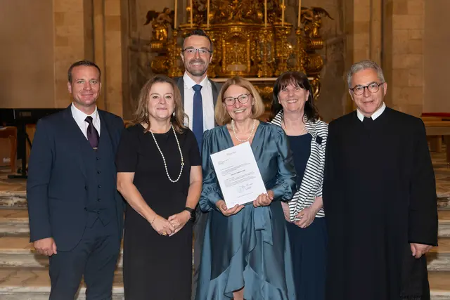 Andrea Pötsch und weitere Anwesenden kurz nach der Verleihung der Auszeichnung | Foto: Stiftsgymnasium St. Paul