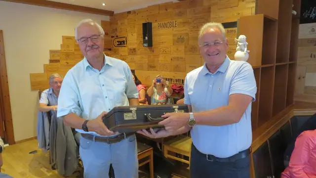 Klemens Steidl (re.) übergibt an Richard Schölm (li.). | Foto: Lions Club Braunau