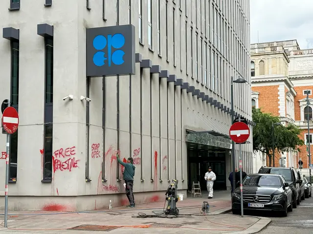In der Nacht auf Mittwoch wurde die OPEC-Zentrale in der Innenstadt beschmiert. Nur Stunden später wurde gegen die Organisation demonstriert - samt Festnahmen. | Foto:  Olesya Astakhova / REUTERS / picturedesk.com