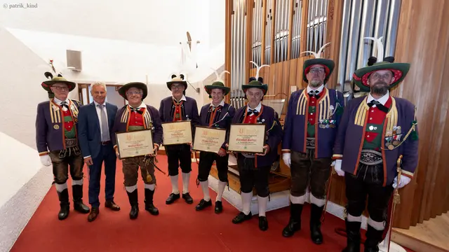 Alle geehrten Schützen der Kompanie Völs mit den Gratulanten auf einen Blick. | Foto: SK Völs