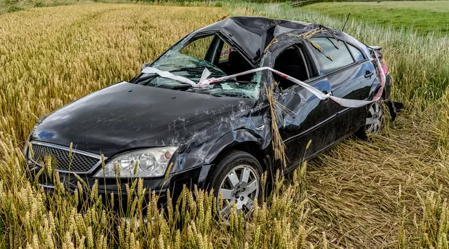 Der Pkw kam im angrenzenden Acker zum Stillstand.(Symbolfoto) | Foto: stock.adobe.com/at/stylefoto24