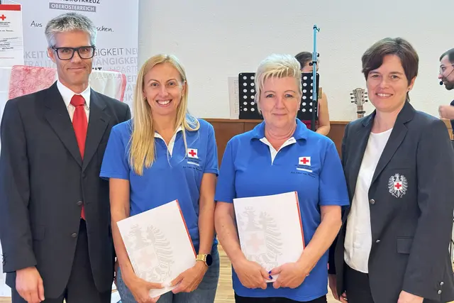 Für ihren Einsatz im Rotkreuz-Bezirkssekretariat wurden Silvia Hofstätter (2.v.li.) und Doris Grafinger (3.v.li.) durch Bezirksstellenleiterin Barbara Spöck (4.v.li.) und Bezirksgeschäftsleiter Stephan Schönberger (1.v.li.) ausgezeichnet. | Foto: OÖRK/Sabrina Grillmayr