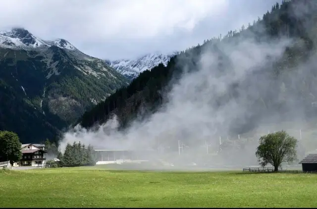 Aufgrund der starken Rauchentwicklung erfolgte die Brandbekämpfung teilweise unter Einsatz von Atemschutz.  | Foto: Feuerwehr Mallnitz