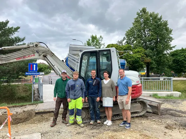 Bürgermeisterin von Ravelsbach Auguste Lehner mit der Baustellenmannschaft. | Foto: Marktgemeinde Ravelsbach