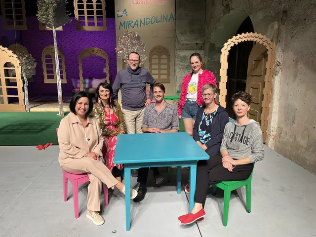 v.l. Stefanie Christina Huber (Generaldirektorin der Sparkasse OÖ), Andrea Märzinger (Schauspielerin), Joachim Rathke (Regisseur), Jannik Rodenwaldt (Schauspieler), Stefanie Altenhofer (Schauspielerin), Karin Küstner (Akkordeon), Nora Dirisamer (Schauspielerin)

  | Foto: Sparkasse OÖ