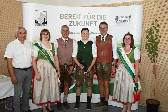 Verleihung des "Fritz König Preises": Gottfried Lafer, Fachvorstand für Obstbau, Obstprinzessin Andrea I., Manfred Kohlfürst, Präsident des steirischen Erwerbsobstbauverbandes, der Preisträger Manfred Seidl, Direktor Reinhold Holler und Obstkönigin Kristin (v. l.) | Foto: FS Silberberg