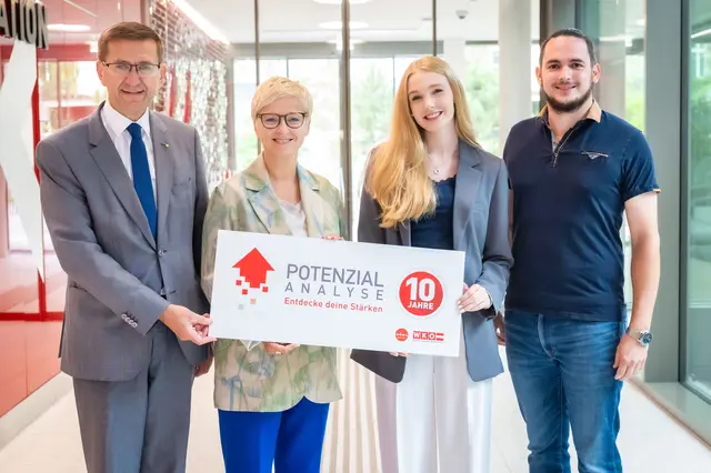 Im Bild (v. l.): Wirtschafts-Landesrat Markus Achleitner, WKOÖ-Präsidentin Doris Hummer, Stefanie Wimmer (Potenzialanalyse-Teilnehmerin) und Philip Pauer (Lehrer und Bildungsberater, MS 2 Lambach).  | Foto: Röbl