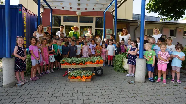 Jedes Kindergartenkind bekam von Blumenflori einen eigenen Blumenstock mit nach Hause. | Foto: Bimbulli GmbH