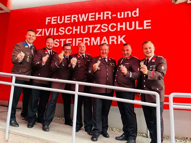 Sieben auf einen Streich: Ein Hoch auf die frisch gebackenen Feuerwehrkommandanten des Bereichs­feuerwehrverbandes Leibnitz | Foto: FF