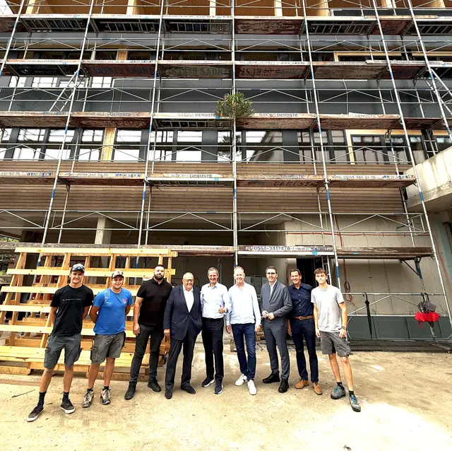 Manfred Pletzer freut sich mit BM Florian Saurer, Anton Pletzer, Arch. Jakob Haselsberger, BM Anton Rieder und Bgm. Paul Sieberer über den Baufortschritt. Der Einzug in die neuen Gebäude ist im Frühjahr 2026 geplant. | Foto: platzermedia