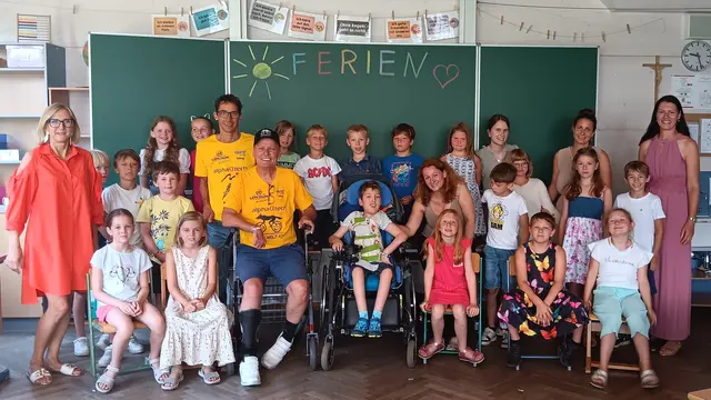 Schulleiterin Lydia Gasser,  Michi Kurz, Radlwolf, Bendegúz mit Mama, Integrationslehrerin Chiara Telesklav, Schulassistenz Patricia Fritzer, Klassenlehrerin Monika Ramsbacher-Ranner und die Mitschüler von Bendegus | Foto: Radlwolf