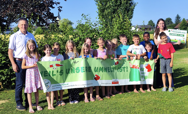 Gewinner Hui statt Pfui Gewinnspiel 2025: BAV-Obmann Fritz Steindl, Schülerinnen und Schüler der VS Roitham mit Direktorin Petra Zorn. | Foto: BAV Gmunden