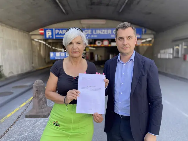Ingeborg Haller, Klubobfrau der Bürgerliste und Simon Heilig-Hofbauer, Landtagsabgeordneter Die Grünen mit dem Rechtsgutachten. Nun wurde im heutigen Planungsausschuss entschieden, dass der Amtsbericht neubewertet werden muss. | Foto: Bürgerliste