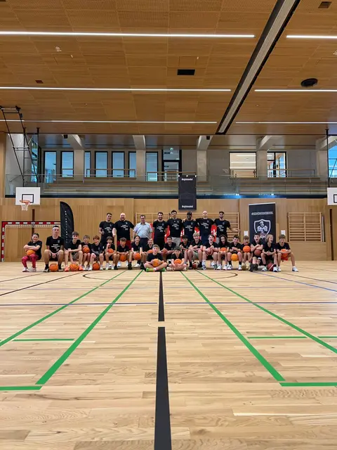 Zwei Tage lang drehte sich beim zweiten Sommercamp der Salzburg Knights alles um Basketball – mit intensiven Trainingseinheiten, fairen Wettbewerben und viel Teamspirit. | Foto: BC Salzburg Knights