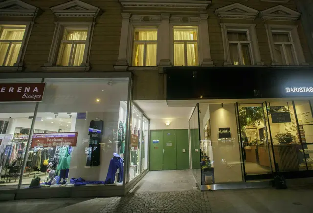 Hinter der grünen Tür befindet sich der Eingang zur Anwaltskanzlei, in der ein Mann 16 Mal auf eine Angestellte eingestochen haben soll. Er wurde eingewiesen. | Foto: ALEX HALADA / APA / picturedesk.com